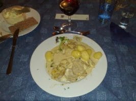 Cheddargratinerad fläskfilé. Dryck: Parador.