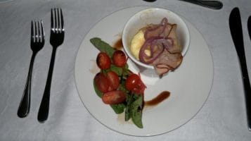 Omelette au jambon.