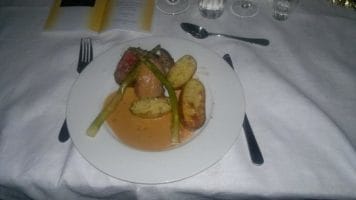 Gremolatastekt oxfilé med rostad potatis och grön sparris.