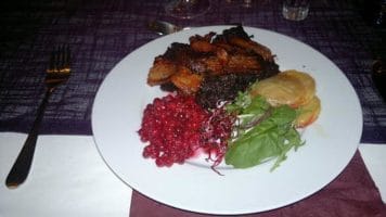 Blodpudding med fläsk och rårörda lingon.