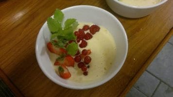 Zabaione med röd frukt.