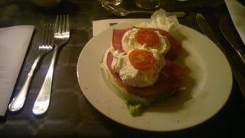 Renstek med pepparrotsgrädde / Rökt laxskiva med pepparrotsgrädde.