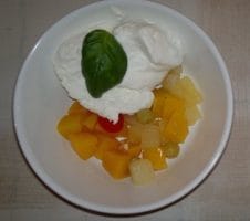 Fruktcoctail med romgrädde.